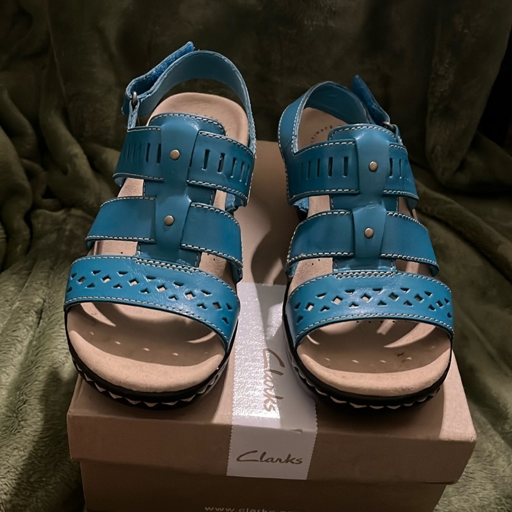 New Clarks Turquoise Sandals Size    6 Wide